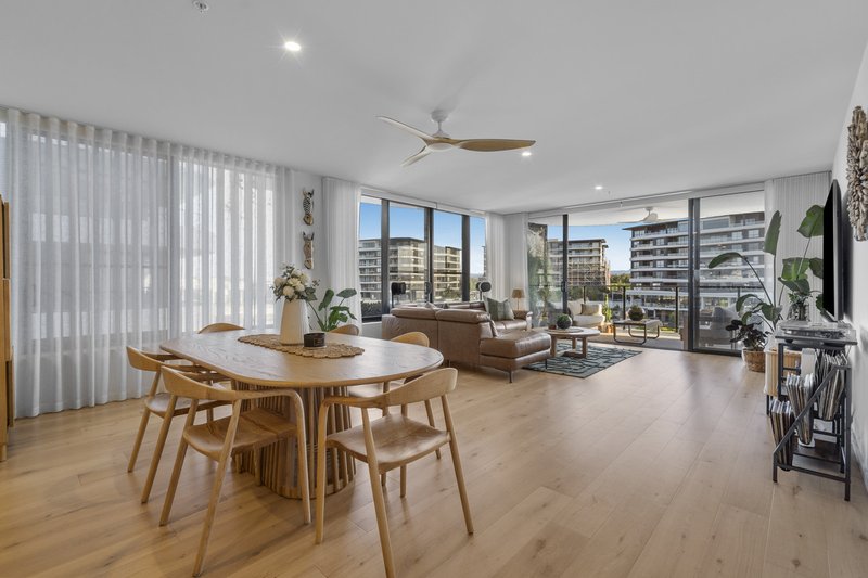 Photo - 1407/10 Sickle Avenue, Hope Island QLD 4212 - Image 1