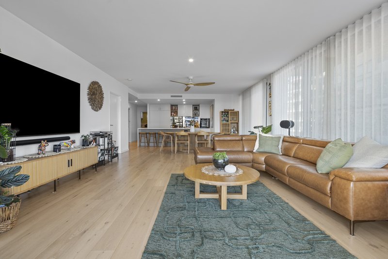 Photo - 1407/10 Sickle Avenue, Hope Island QLD 4212 - Image 4