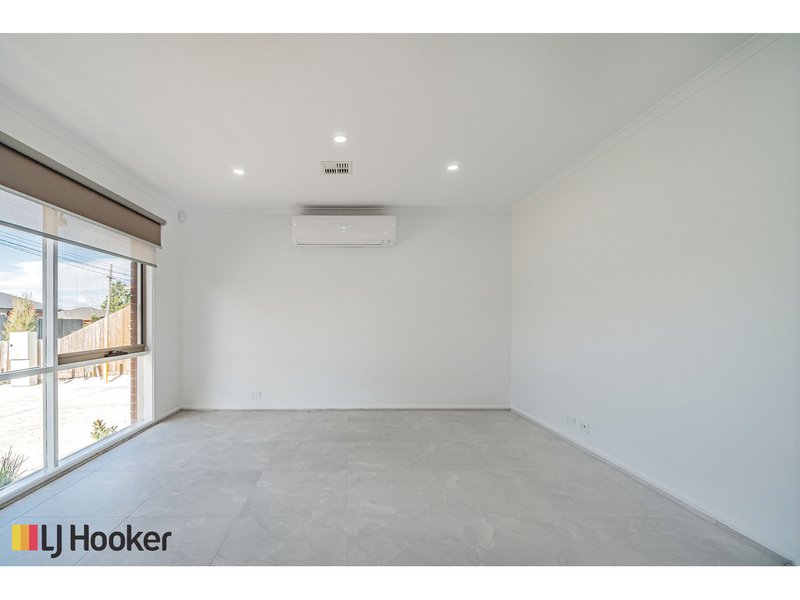 Photo - 1/41 Dorchester Street, Craigieburn VIC 3064 - Image 4