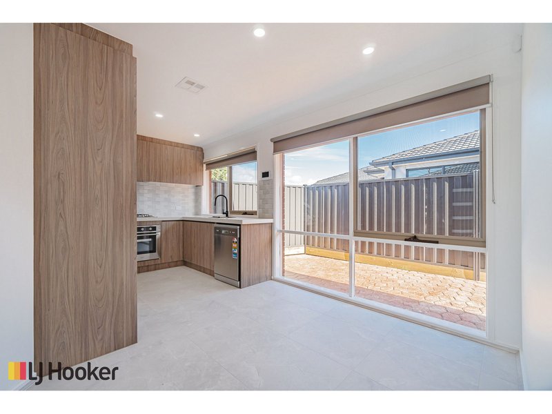 Photo - 1/41 Dorchester Street, Craigieburn VIC 3064 - Image 7