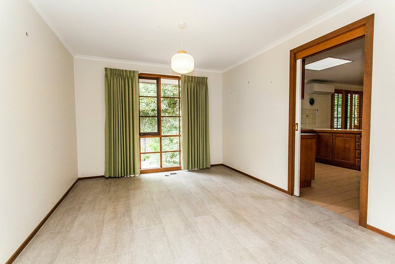 Photo - 141 Pembroke Road, Mooroolbark VIC 3138 - Image 6