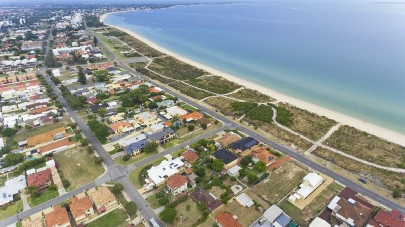 Photo - 141 Rockingham Beach Road, Rockingham WA 6168 - Image 7