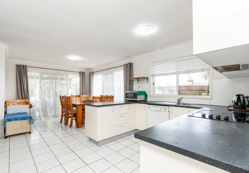 Photo - 141 Short Street, Boronia Heights QLD 4124 - Image 4