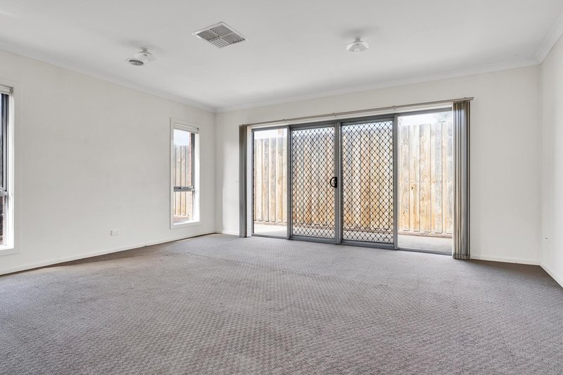 Photo - 14/11-15 Silverdale Drive, Bacchus Marsh VIC 3340 - Image 2