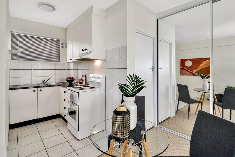 Photo - 14/17 East Crescent Street, Mcmahons Point NSW 2060 - Image 4