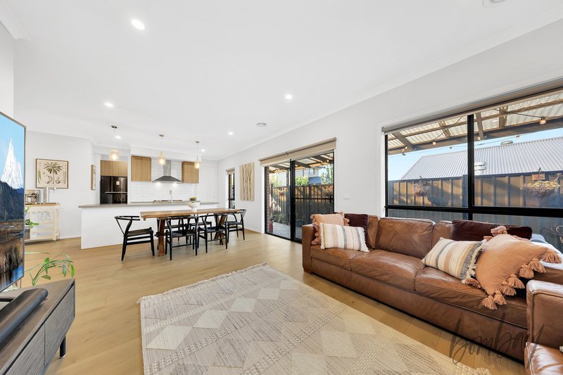 Photo - 142 Fairways Boulevard, Craigieburn VIC 3064 - Image 6