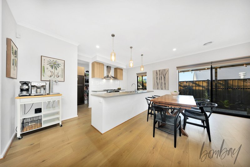 Photo - 142 Fairways Boulevard, Craigieburn VIC 3064 - Image 7