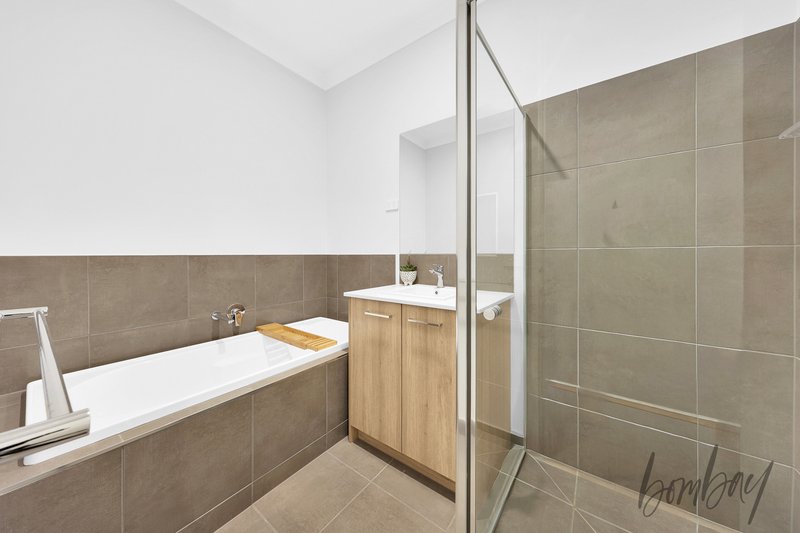 Photo - 142 Fairways Boulevard, Craigieburn VIC 3064 - Image 9