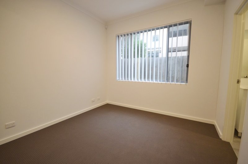Photo - 1/44-46 Lydbrook Street, Westmead NSW 2145 - Image 3