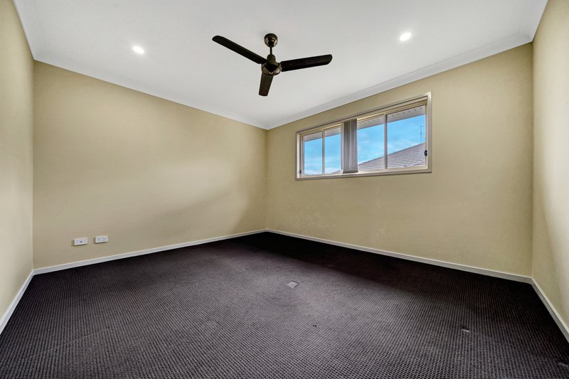 Photo - 1/46 Phoebe Way, Gleneagle QLD 4285 - Image 4