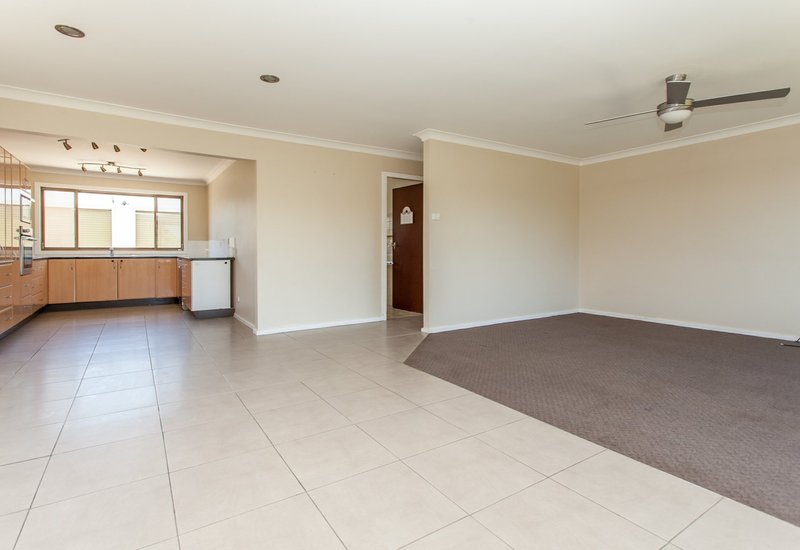 Photo - 147 Macquarie Avenue, Cessnock NSW 2325 - Image 4