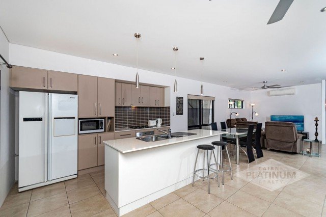 Photo - 147 Roberts Drive, Trinity Beach QLD 4879 - Image 3