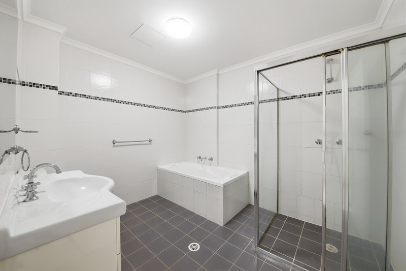 Photo - 14/8-10 Browne Parade, Warwick Farm NSW 2170 - Image 5