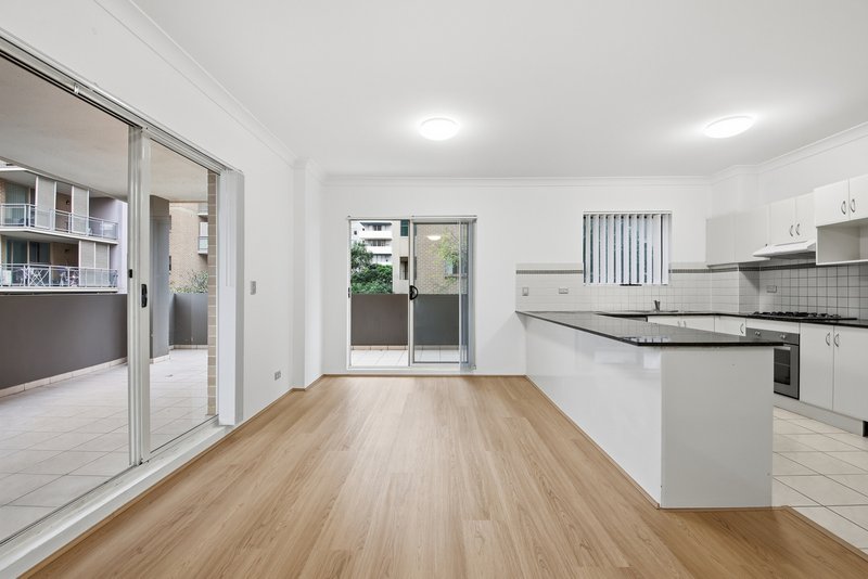Photo - 14/8-10 Browne Parade, Warwick Farm NSW 2170 - Image 7