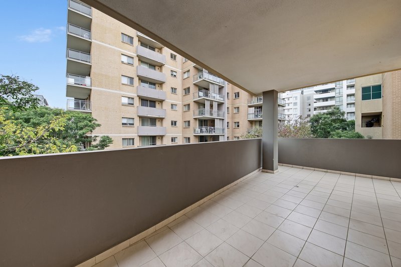 Photo - 14/8-10 Browne Parade, Warwick Farm NSW 2170 - Image 8