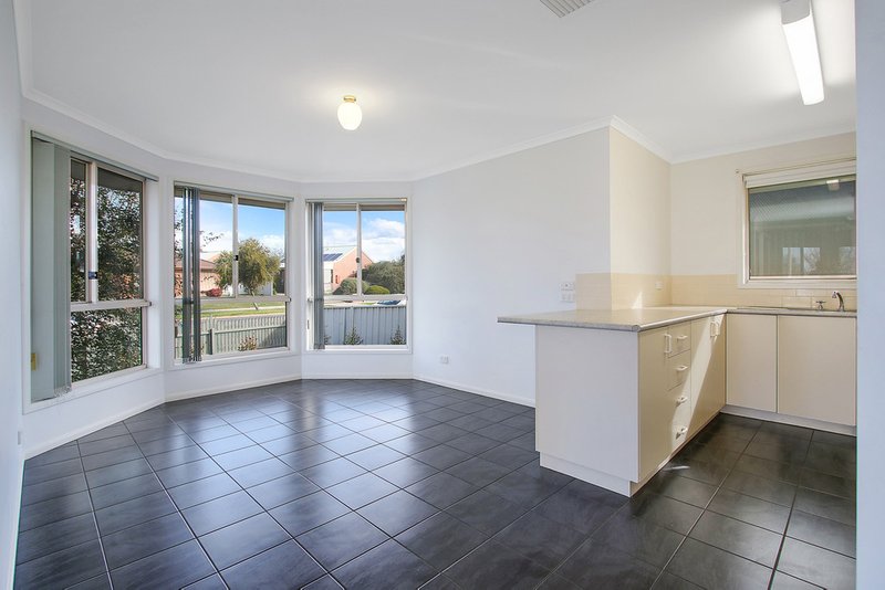 Photo - 1/48 Mayfair Drive, Wodonga VIC 3690 - Image 3