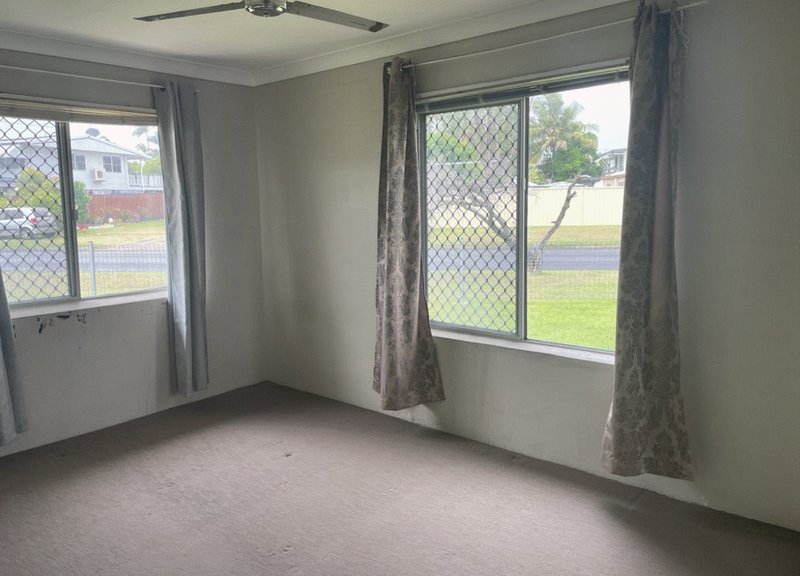 Photo - 1/48 Stenlake , Kawana QLD 4701 - Image 2