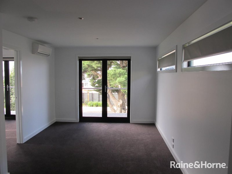 Photo - 1/5-6 Chelsworth Place, Caroline Springs VIC 3023 - Image 5