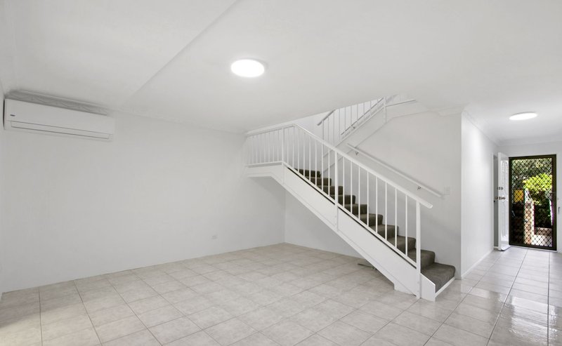 Photo - 1/5-7 Hooker Boulevard, Broadbeach Waters QLD 4218 - Image 3