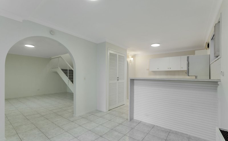 Photo - 1/5-7 Hooker Boulevard, Broadbeach Waters QLD 4218 - Image 4