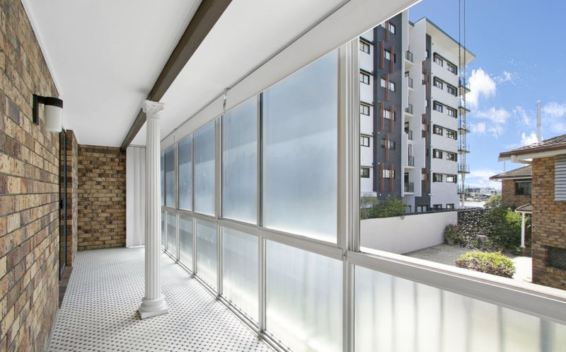 Photo - 1/5-7 Hooker Boulevard, Broadbeach Waters QLD 4218 - Image 7