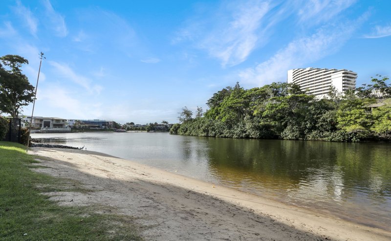 Photo - 1/5-7 Hooker Boulevard, Broadbeach Waters QLD 4218 - Image 10