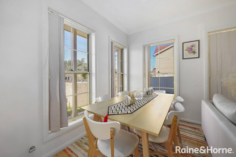 Photo - 1/5-7 Saywell Road, Macquarie Fields NSW 2564 - Image 5