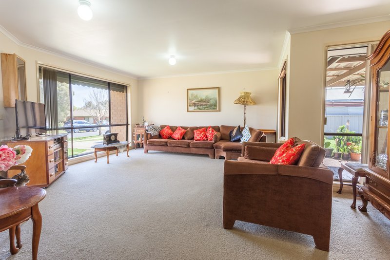 Photo - 15 Aberdeen Drive, Wodonga VIC 3690 - Image 2