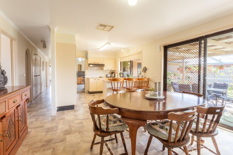 Photo - 15 Aberdeen Drive, Wodonga VIC 3690 - Image 4