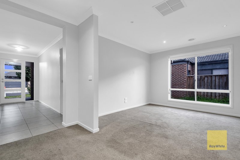 Photo - 15 Award Crescent, Truganina VIC 3029 - Image 7