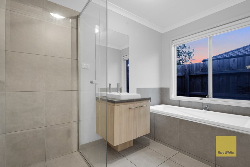Photo - 15 Award Crescent, Truganina VIC 3029 - Image 11