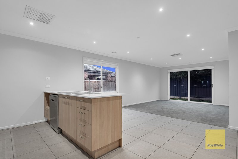 Photo - 15 Award Crescent, Truganina VIC 3029 - Image 13