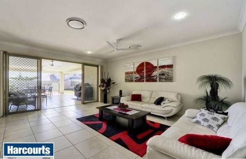 Photo - 15 Azienda Place, Bridgeman Downs QLD 4035 - Image 4