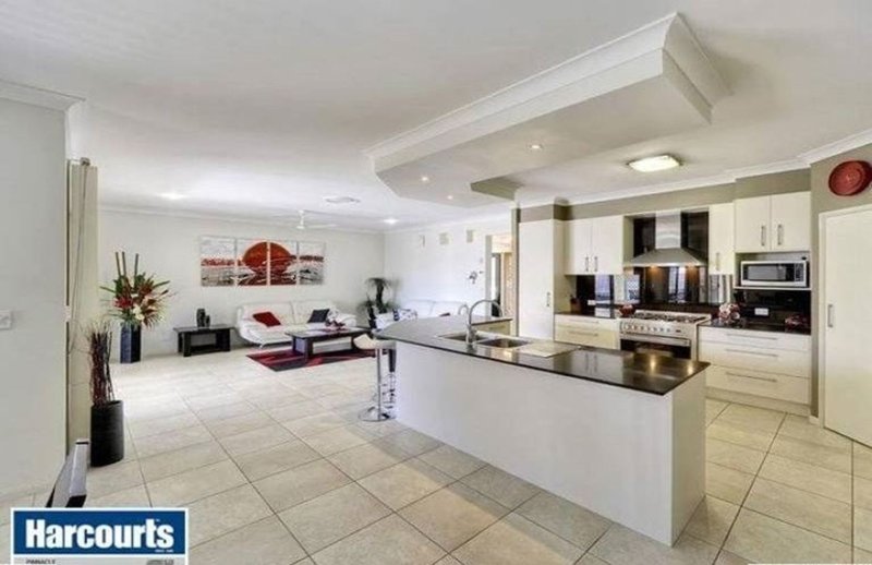 Photo - 15 Azienda Place, Bridgeman Downs QLD 4035 - Image 6