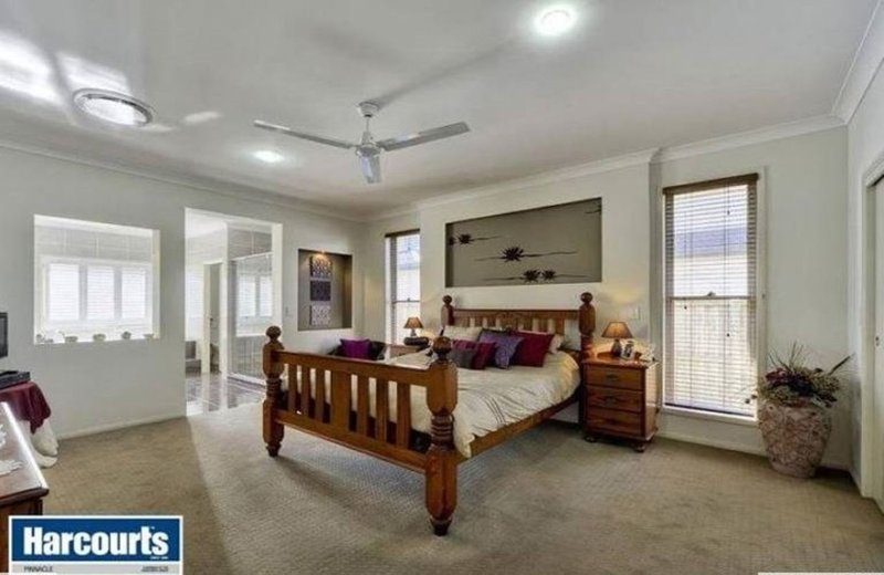 Photo - 15 Azienda Place, Bridgeman Downs QLD 4035 - Image 10