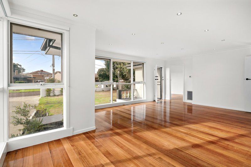 Photo - 1/5 Balmain Court, Lalor VIC 3075 - Image 3