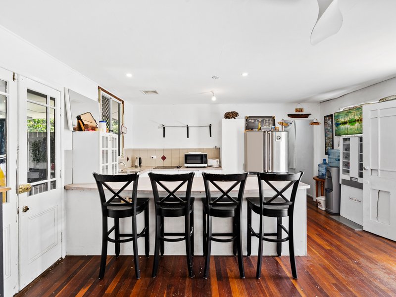 Photo - 15 Barrinia Street, Manly QLD 4179 - Image 3