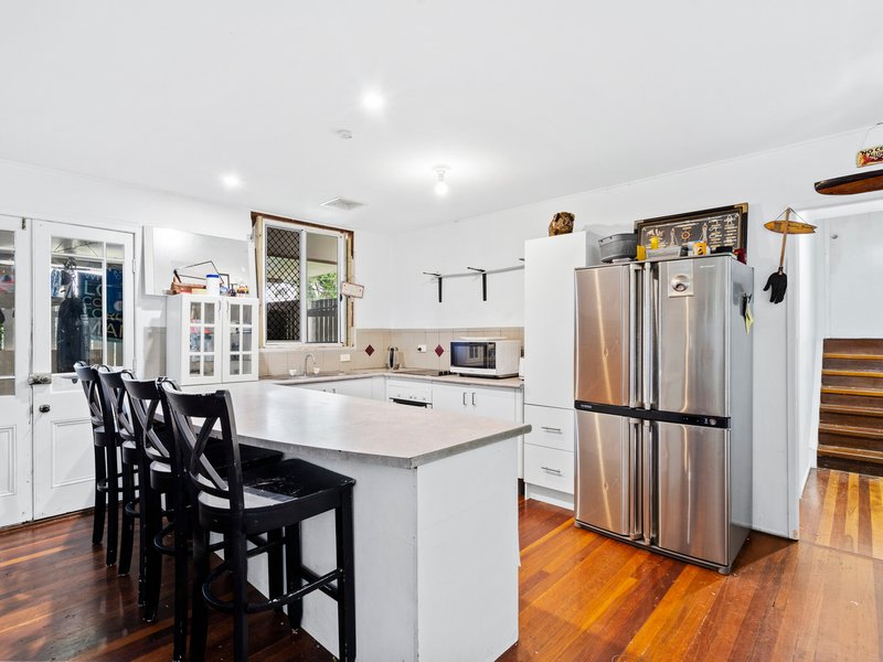 Photo - 15 Barrinia Street, Manly QLD 4179 - Image 5