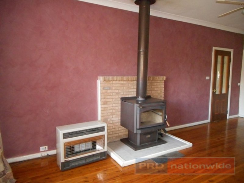 Photo - 15 Bassett Street, Tumut NSW 2720 - Image 3