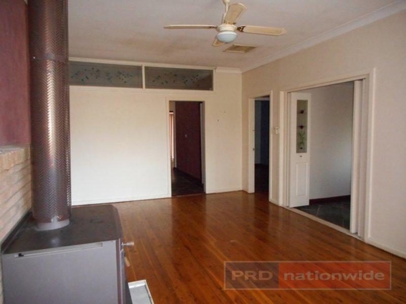 Photo - 15 Bassett Street, Tumut NSW 2720 - Image 4