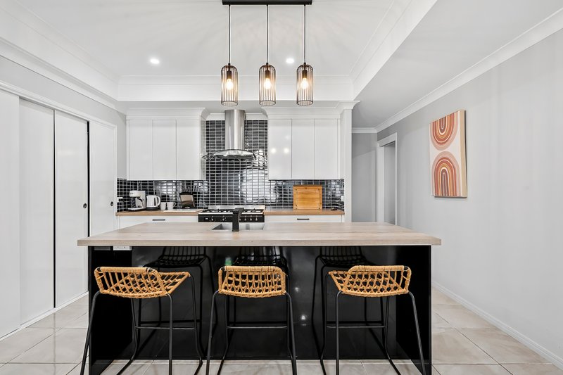 Photo - 15 Bells Court, Rosslyn QLD 4703 - Image 5