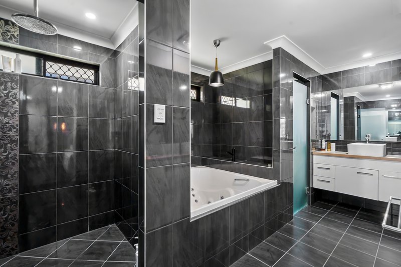Photo - 15 Bells Court, Rosslyn QLD 4703 - Image 6