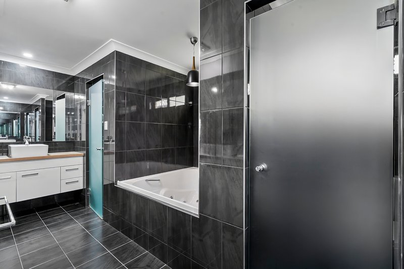 Photo - 15 Bells Court, Rosslyn QLD 4703 - Image 7