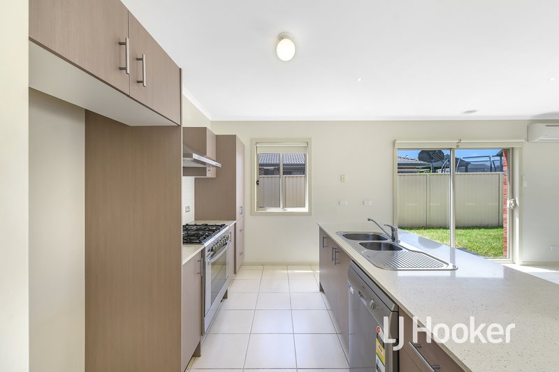 Photo - 15 Bluehills Boulevard, Pakenham VIC 3810 - Image 4