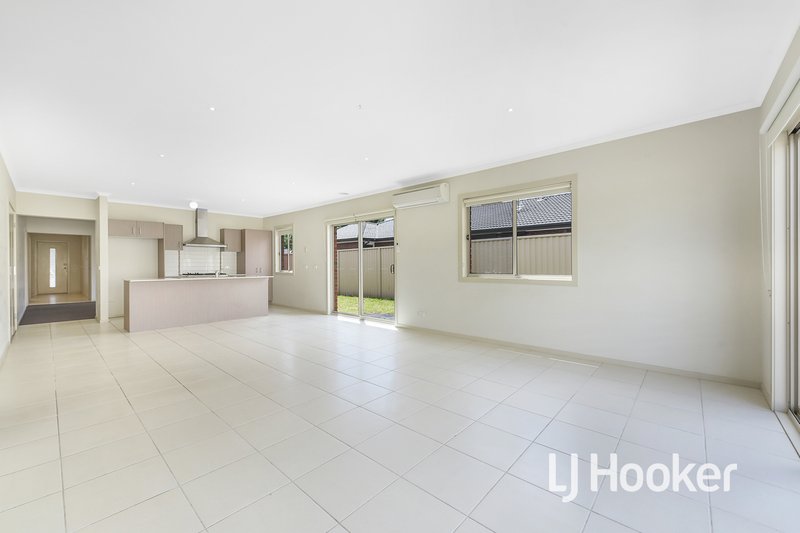 Photo - 15 Bluehills Boulevard, Pakenham VIC 3810 - Image 5