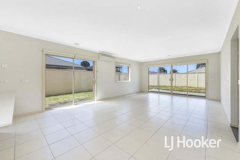 Photo - 15 Bluehills Boulevard, Pakenham VIC 3810 - Image 6