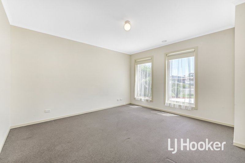 Photo - 15 Bluehills Boulevard, Pakenham VIC 3810 - Image 7