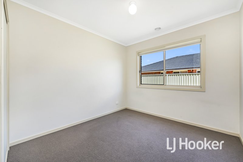 Photo - 15 Bluehills Boulevard, Pakenham VIC 3810 - Image 9