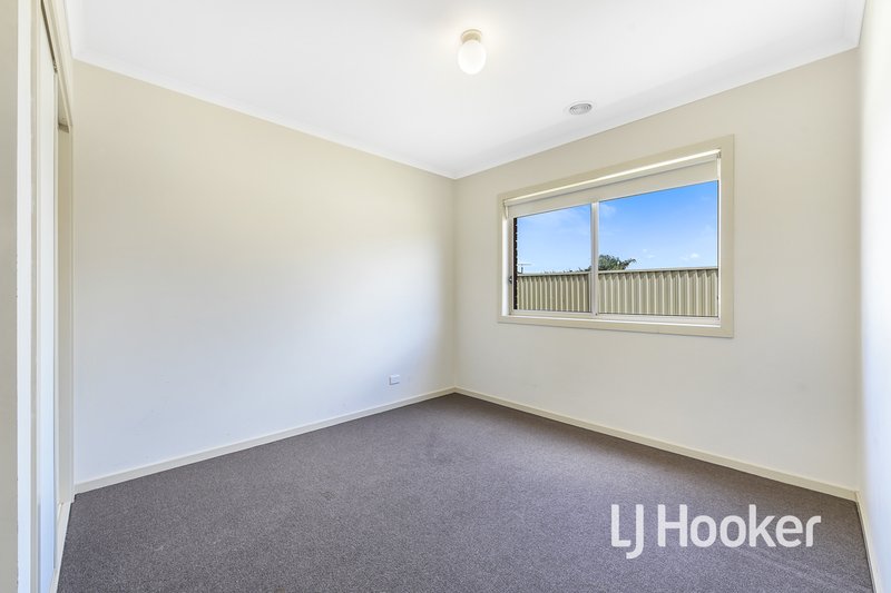 Photo - 15 Bluehills Boulevard, Pakenham VIC 3810 - Image 11