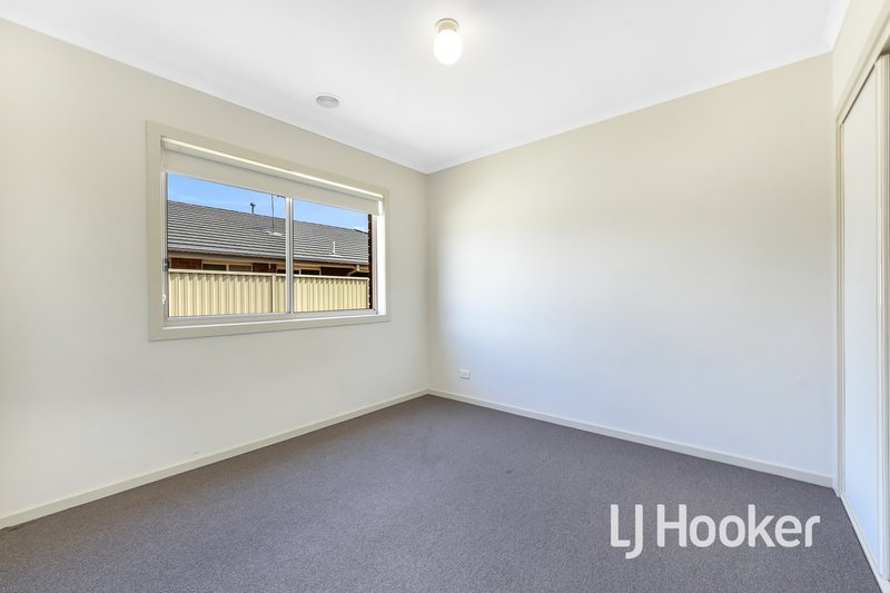 Photo - 15 Bluehills Boulevard, Pakenham VIC 3810 - Image 12